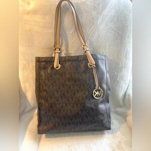 MK Signature Large Leather Jet Set Tote / Brown